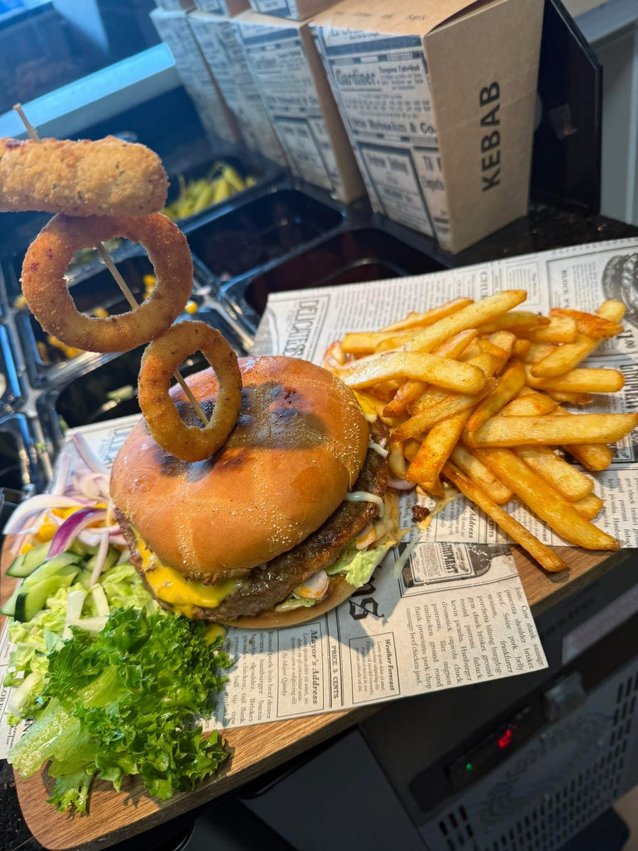 Burgermeny med cheddarburger, fries og løkringer fra JAFS Larvik
