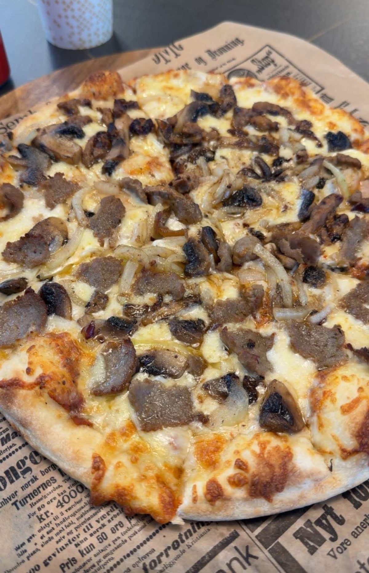Pizza med kebabkjøtt, champignon og løk fra JAFS Larvik