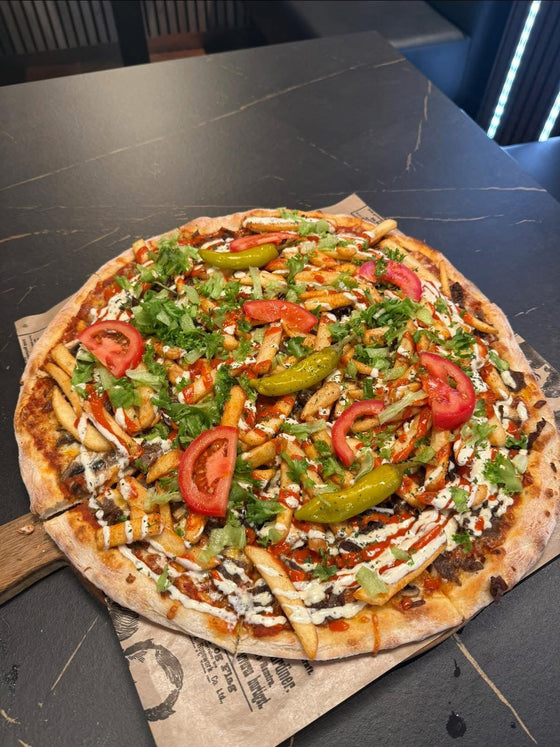 Kebabpizza med fries, dressing, salat, tomat og grønn chili fra JAFS Larvik