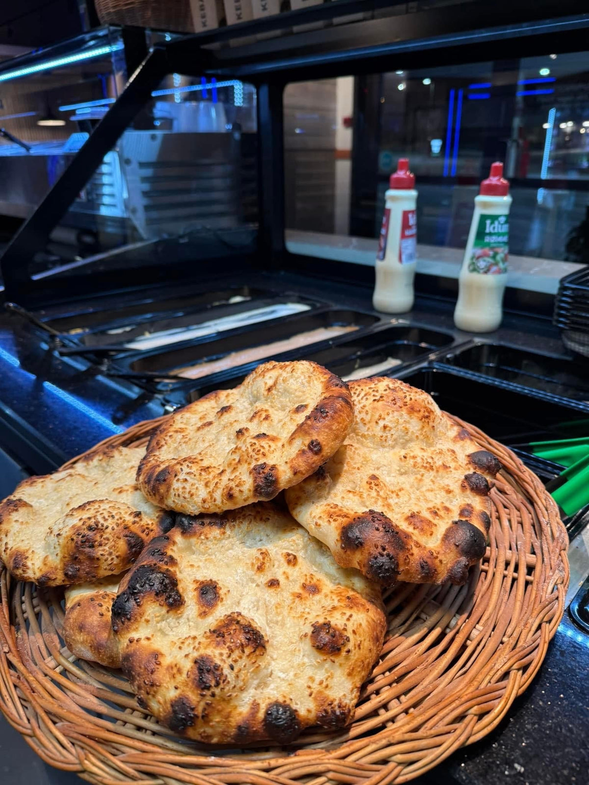 Nybakte pitabrød med sesam i kurv hos JAFS Larvik