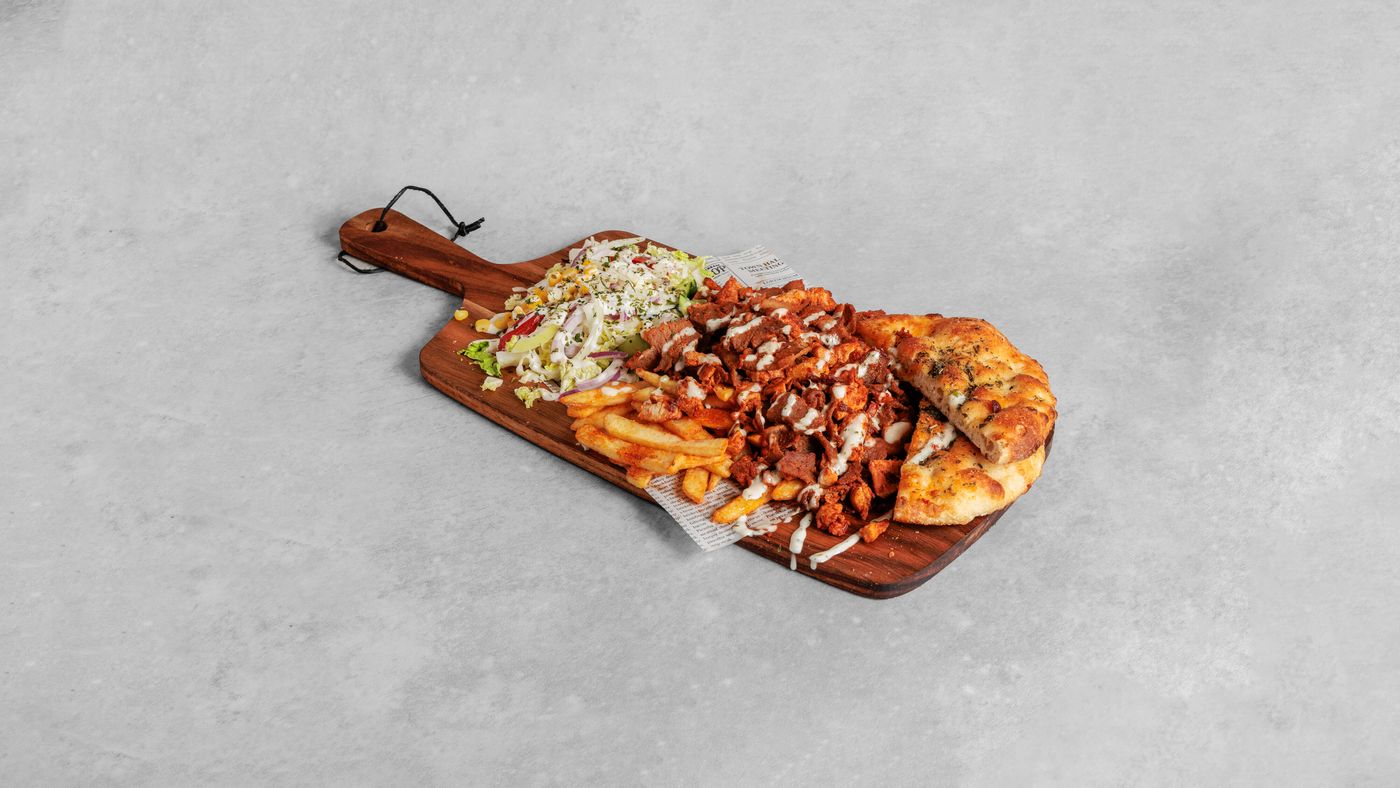 Mix kebabtallerken med pita, salat og pommes frites