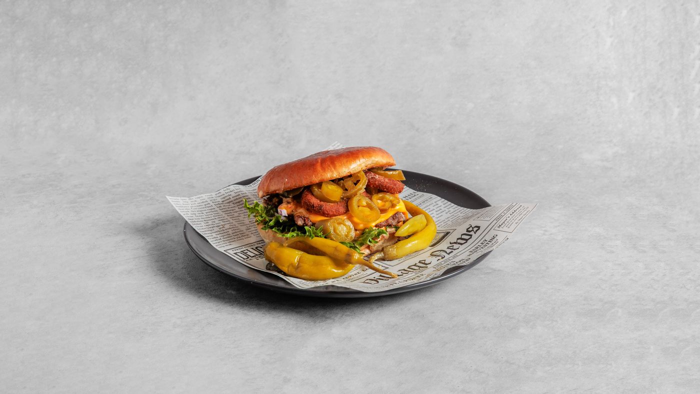 Spicy Shack Burger med jalapeños og løkringer
