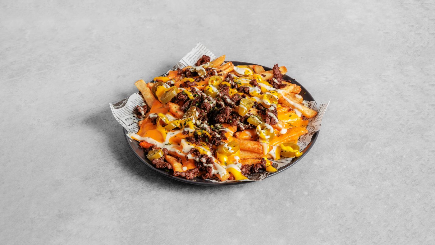Loaded fries med kjøtt, ostesaus og jalapeños