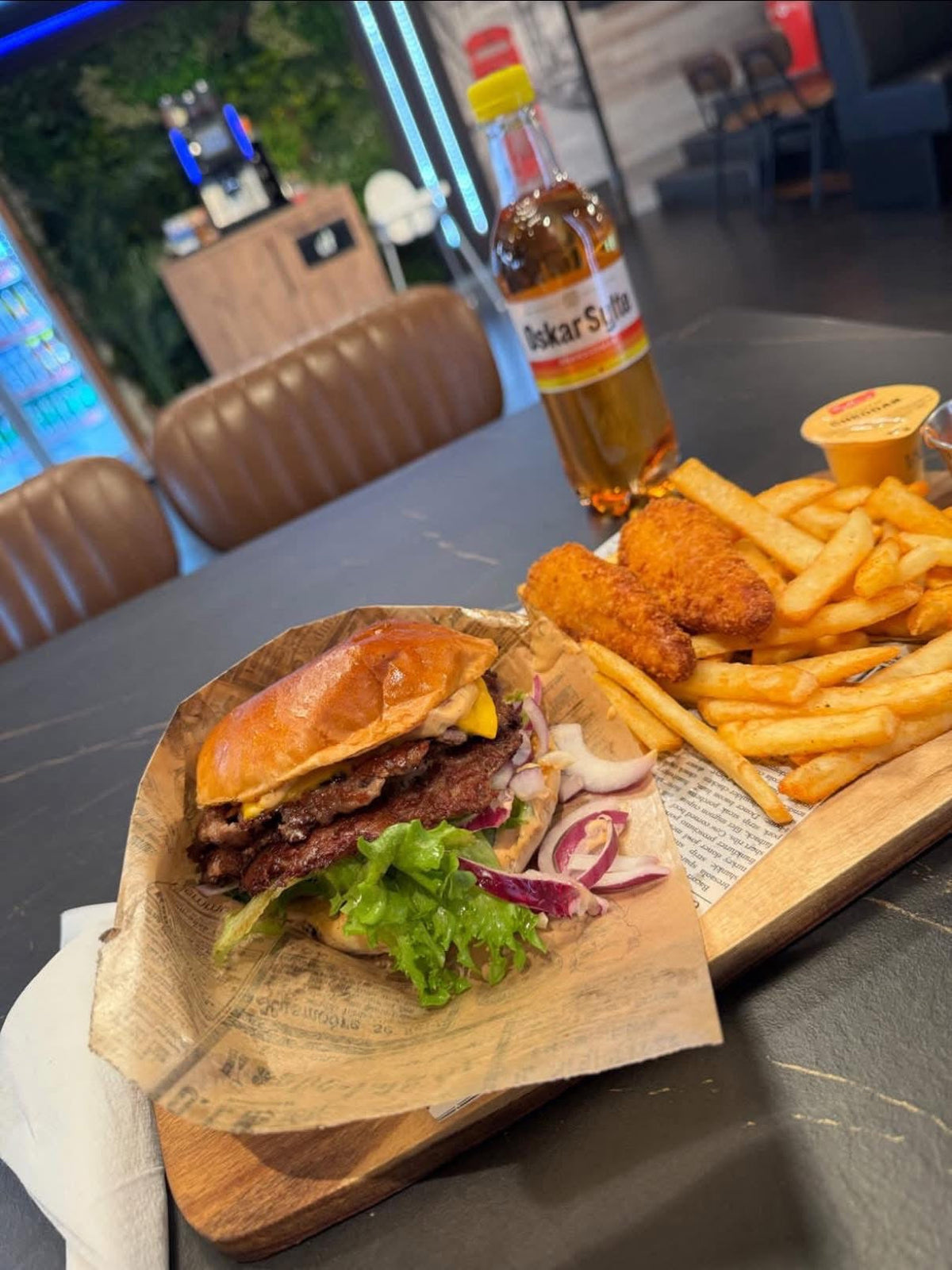 Burger med cheddar og salat servert med fries og mozzarella sticks fra JAFS Larvik