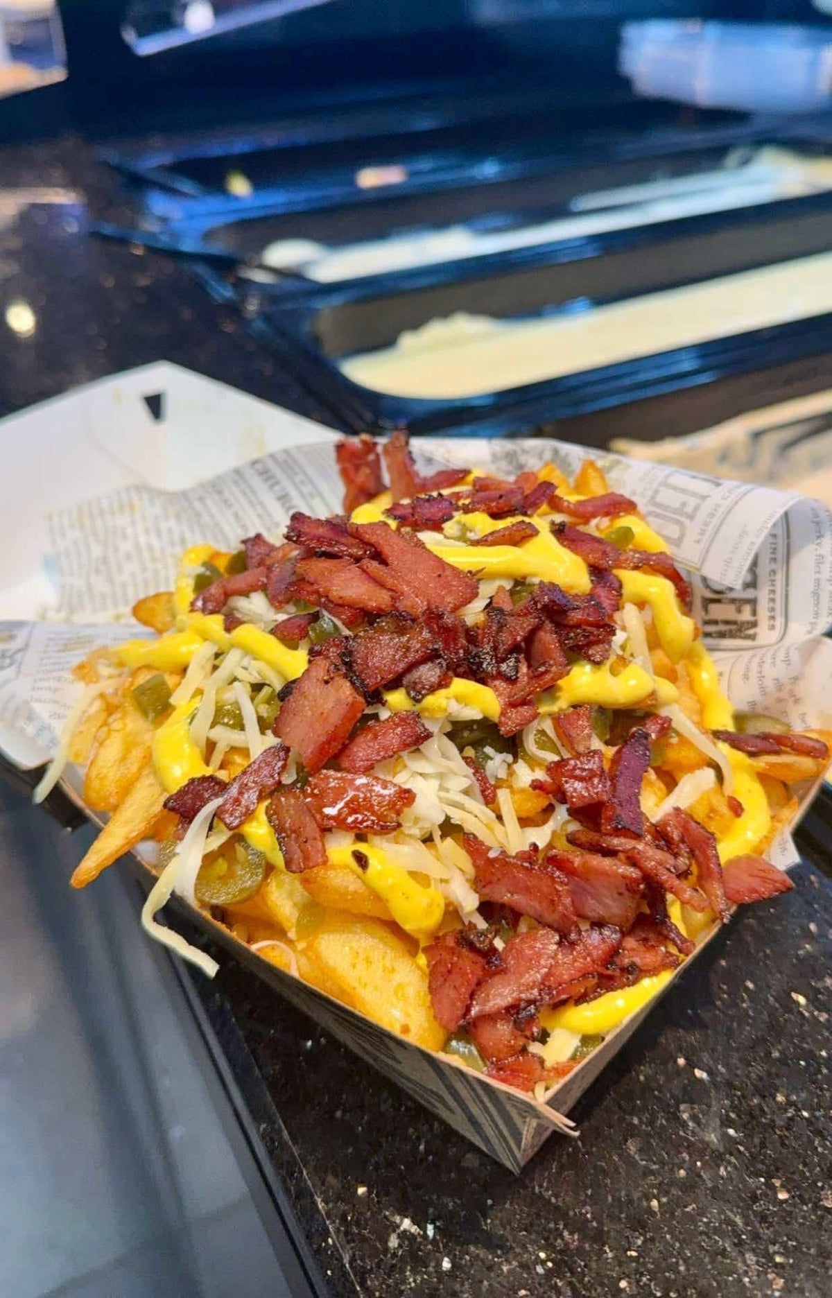 Loaded fries med bacon, revet ost, jalapeños og ostesaus fra JAFS Larvik