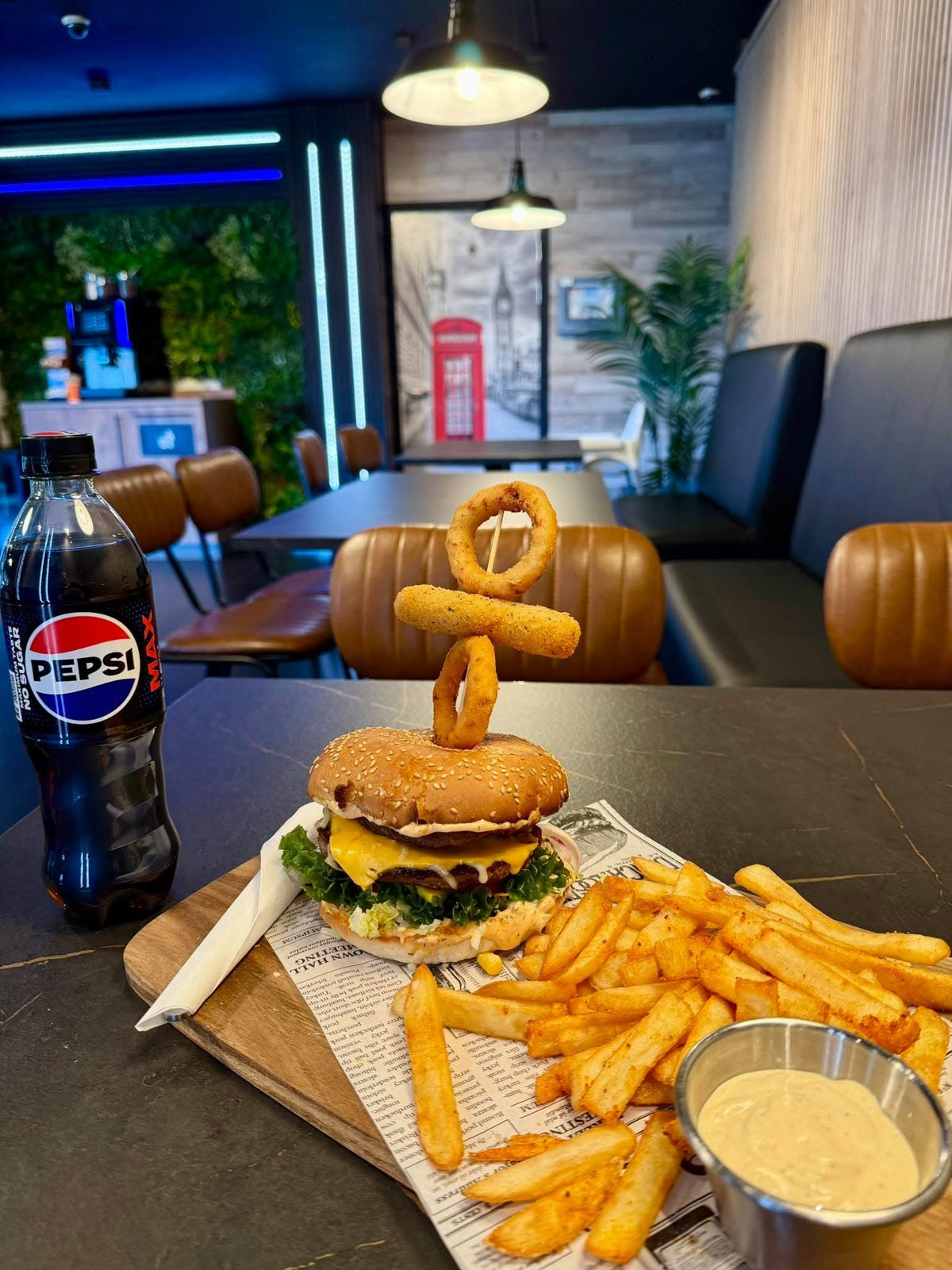Dobbel cheeseburger med løkringer og fries servert i lokalet til JAFS Larvik i Nansetgata 105